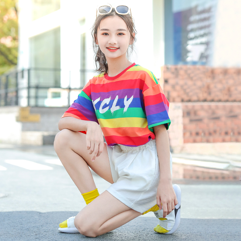 Cô gái Summer Outfit 2020 mới 9 cô gái mùa hè Cầu vồng sọc áo thun quần short hai mảnh thiết lập 15 tuổi.