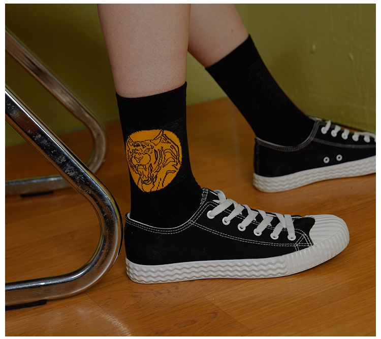 Square houlest thiết kế ban đầu thêu hoang dã đơn giản cotton hipster thể thao đôi vớ tất cao cổ nam