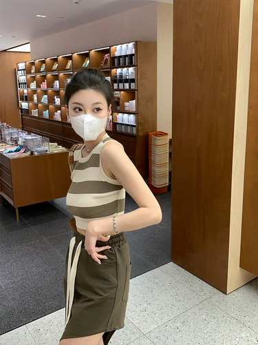 Трикотажная летняя приталенная короткая шелковая майка топ без рукавов, круглый воротник