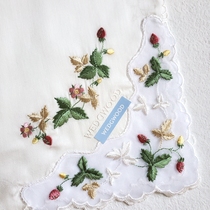 Japanese imported WEDGWOOD weechwood Ladies embroidered cotton handkerchief handkerchief square towel sweat towel strawberry flower