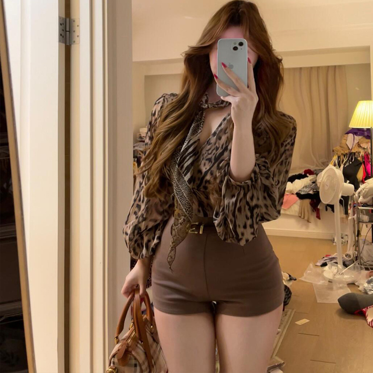 Slightly Chubby French-Style Ruffled Leopard Print Tie-Up V-Neck Lantern Sleeve Shirt Top Summer High-Waisted Hip-Hugging Shorts Set Slightly Chubby French-Style Ruffled Leopard Print Tie-Up V-Neck Lantern Sleeve Shirt Top Summer High-Waisted Hip-Hugging Shorts Set