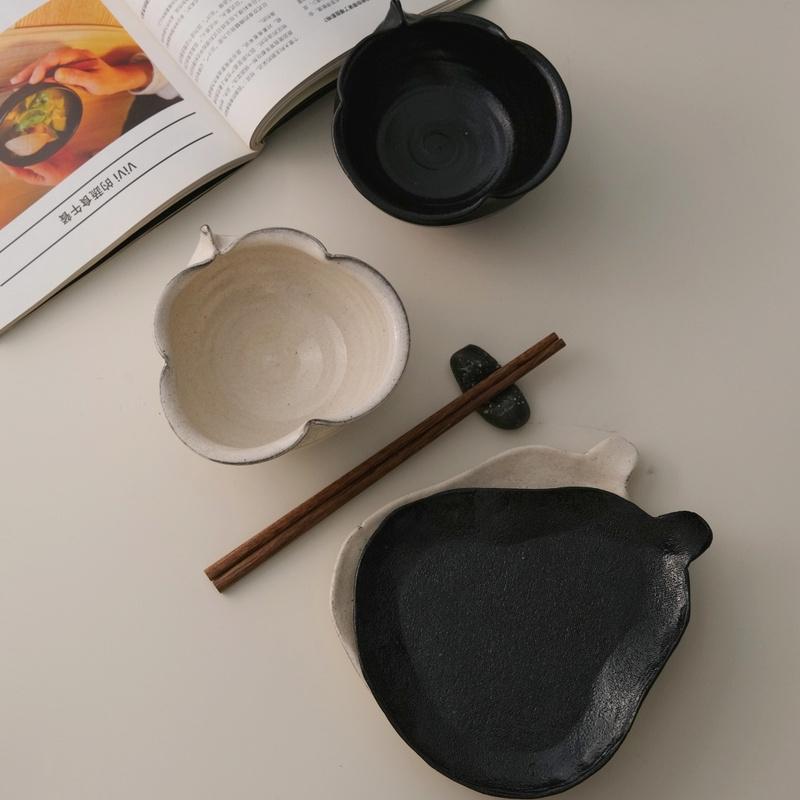Handmade by Yu Tu-Apu, the Pure-Colored Pear-Shaped Small Bowl Has a Unique and Exquisite Ceramic Design, Suitable as a Dessert Bowl or for Serving Tea Handmade by Yu Tu-Apu, the Pure-Colored Pear-Shaped Small Bowl Has a Unique and Exquisite Ceramic Design, Suitable as a Dessert Bowl or for Serving Tea