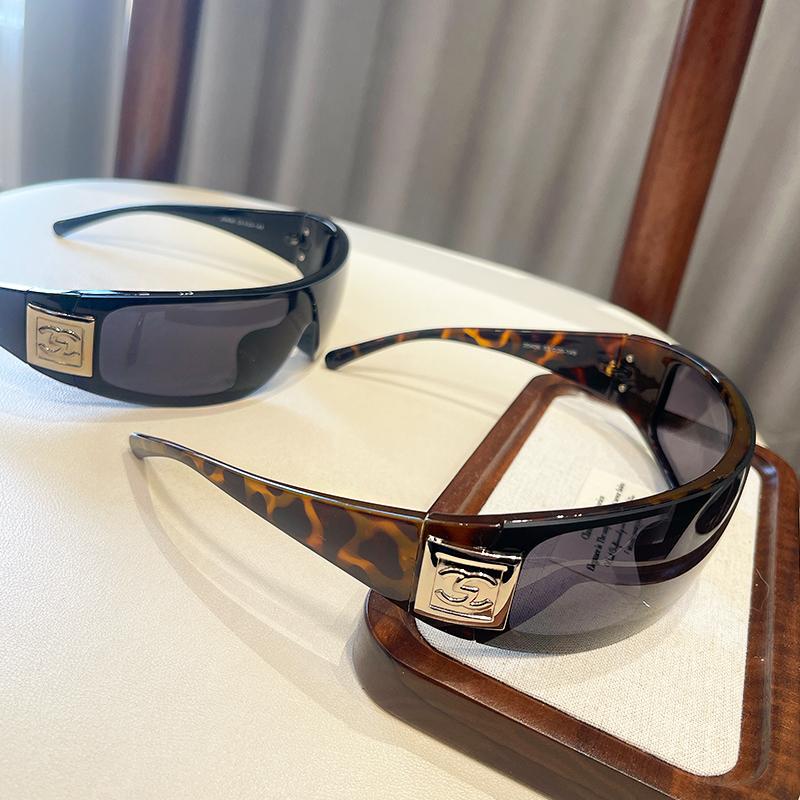 Fashionable Girl with a Chic and Stylish Look, Her Face Appears Smaller with the Double C Curved Design, Chanel-Style One-Piece Sunglasses, Headband, and Sunglasses for American-Style Cycling