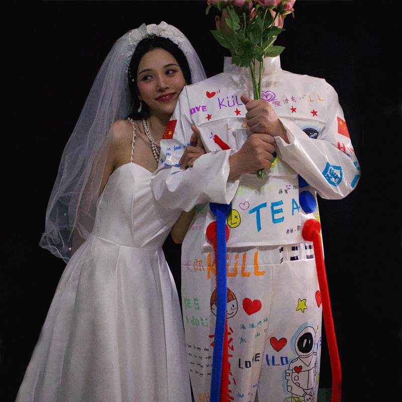 2021 Astronaut simulation of space suit trend personality graffiti film photography couple shoot real clothes