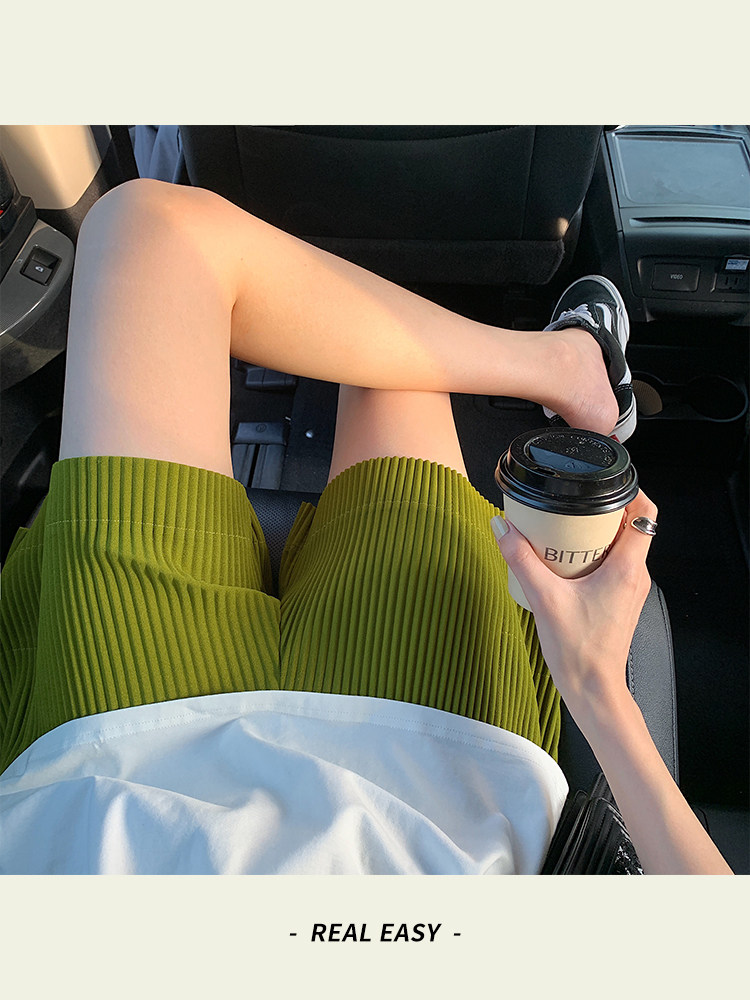 A wide leg shorts women's summer thin section high waist loose pleated green five-point pants sports pleated five-point pants