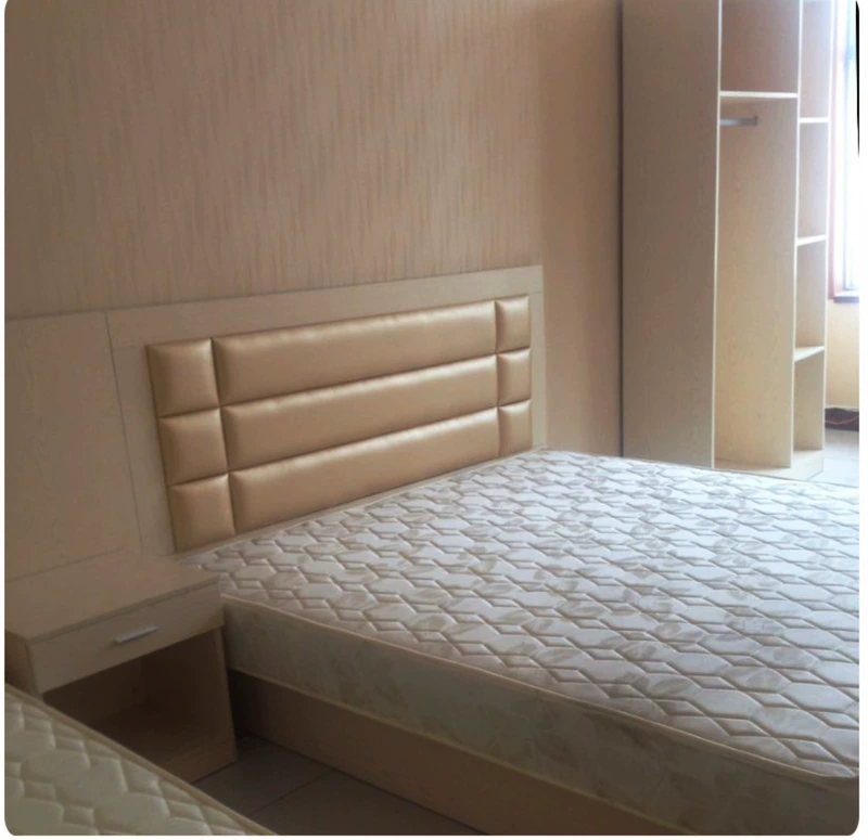 Khách sạn phòng tiêu chuẩn phòng đầy đủ đồ nội thất gói mềm khung giường máy tính bàn hành lý tủ khóa tủ quần áo tivi giá rẻ