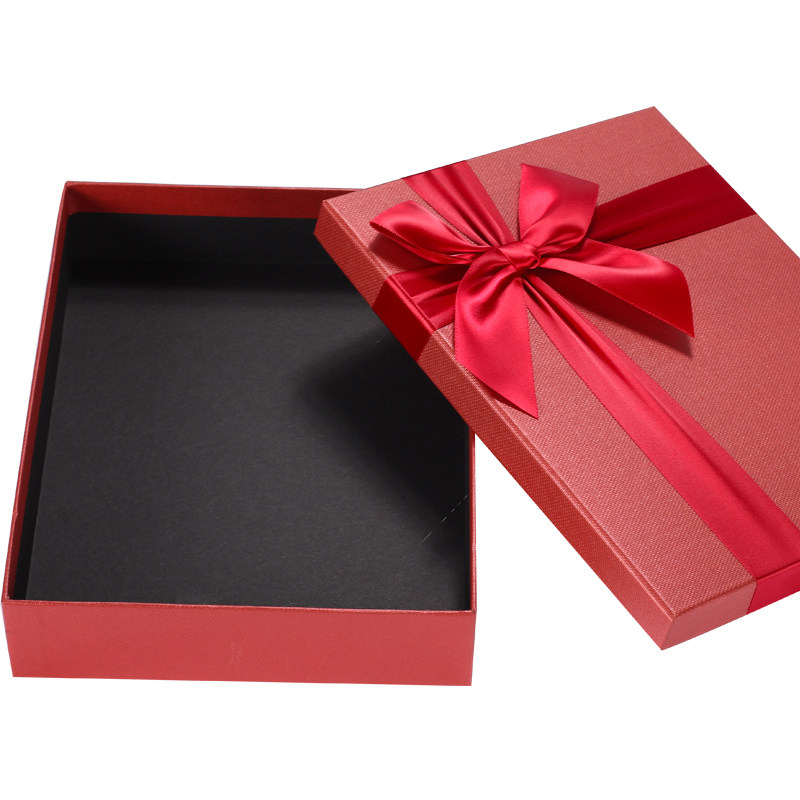 Упаковать прямоугольный подарок. Упаковать подарок прямоугольной формы. Красивые коробки для подарков. Картон коробки. Прямоугольная подарочная упаковка.