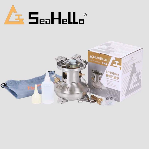 Kaimos на открытом воздухе. Плохое бедное рис кипятит и варят воду.