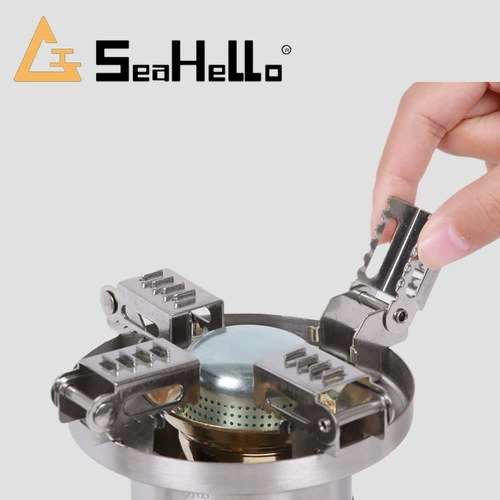 Kaimos на открытом воздухе. Плохое бедное рис кипятит и варят воду.