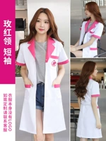 Женщина Mei Red вблизи с коротким рукавом