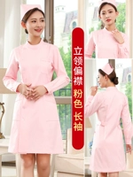 Платье с частичным розовым ошейником.