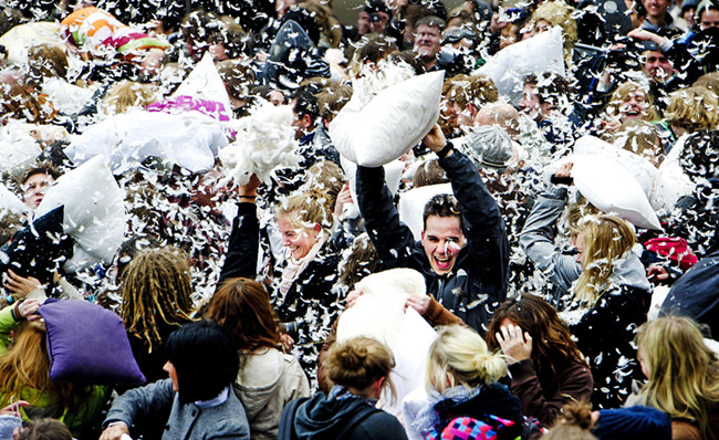 Bar atmosphere props flame retardant violent tear pillow fluorescent colored paper feather hand tear throw violent tear pillow nightclub