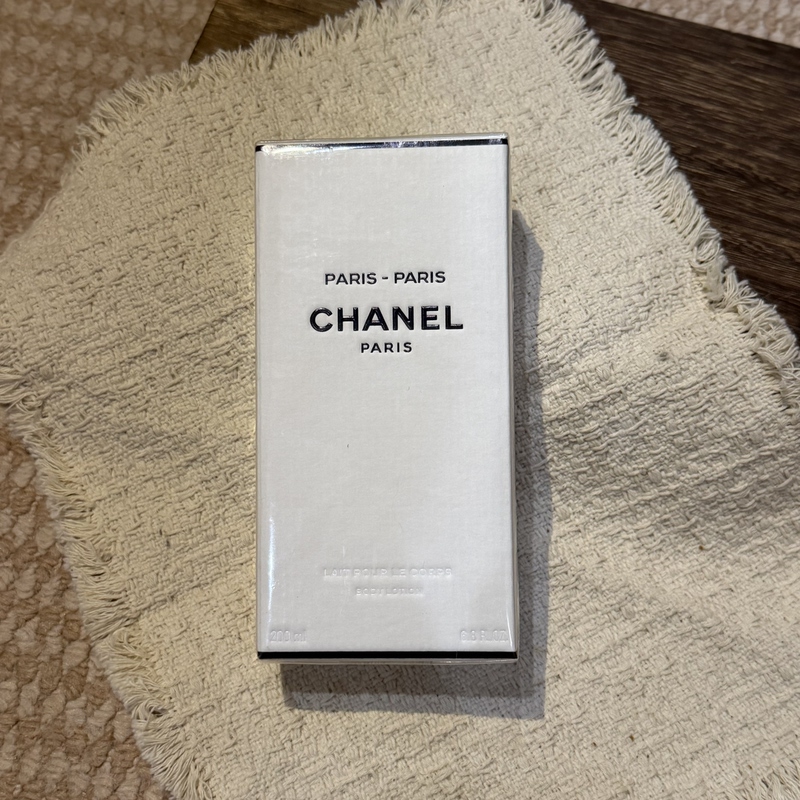 Chanel Eau De Chanel Light Fragrance Body Lotion Paris Duveaux Venice Can Be Packaged as a Christmas Gift Chanel Eau De Chanel Light Fragrance Body Lotion Paris Duveaux Venice Can Be Packaged as a Christmas Gift