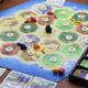 ບັດເກມກະດານ Catan ທີ່ແທ້ຈິງຂອງຄອບຄົວ Catan Catan ພໍ່ແມ່-ເດັກນ້ອຍ ຜູ້ໃຫຍ່ຫຼາຍຄົນຫຼິ້ນເກມຫຼິ້ນແບບສະບາຍໆ