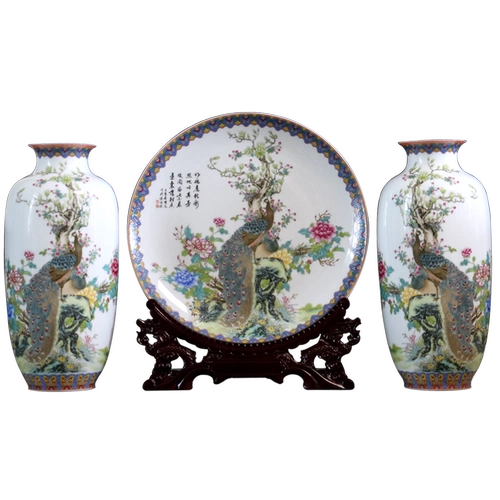 Керамические украшения с большой вазой.