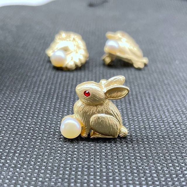 ນົກ, Rabbit, Horse Mini Brooch, Natural Freshwater Pearl, Sand Gold, Retro Animal Anti-Light V-neck Pin, Gold Plated