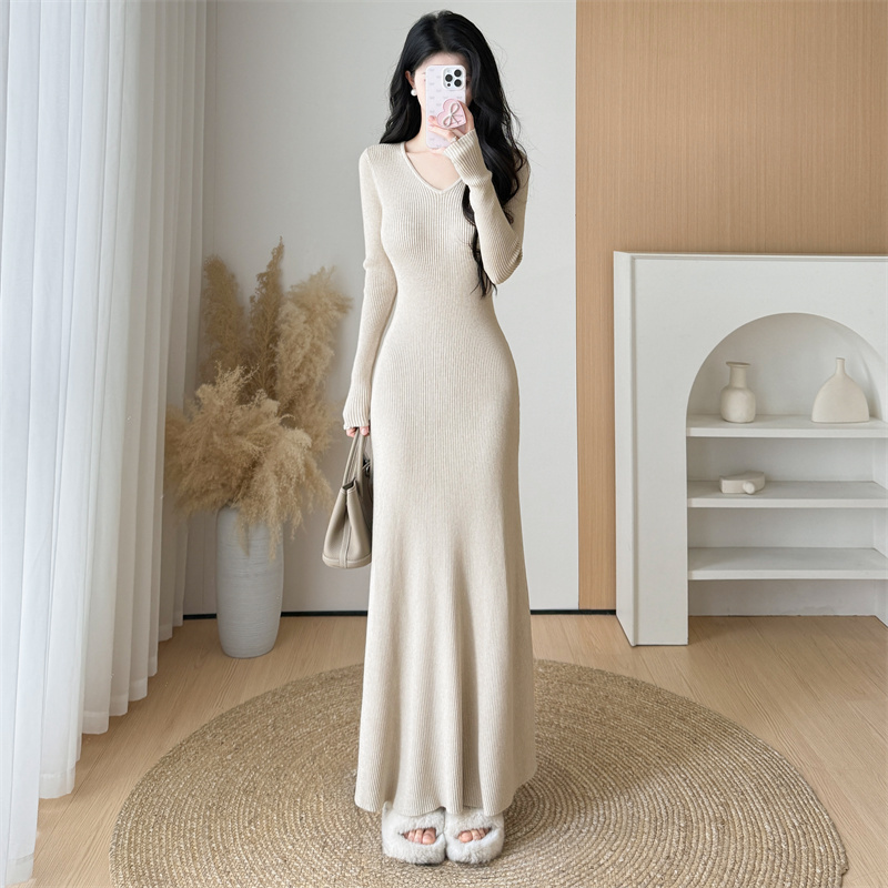 Designed V-Neck Knitted Dress for Women, Autumn and Winter, Elegant Waist-Cinching A-Line Skirt, Elegant and Suitable for Pairing with Coats and Sweaters, Long Skirt