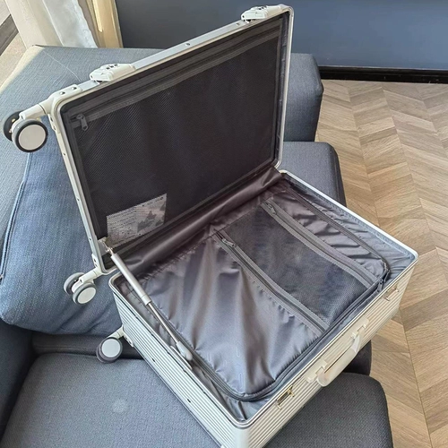 Универсальный красный чемодан