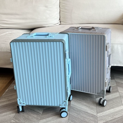 Универсальный красный чемодан