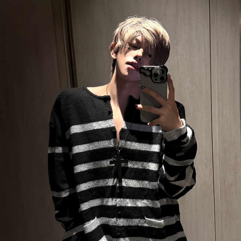 American Street Style Star Stripe Sweater Knitwear for Men and Women, Casual Loose Versatile Black and Gray Striped Cardigan Sweater American Street Style Star Stripe Sweater Knitwear for Men and Women, Casual Loose Versatile Black and Gray Striped Cardigan Sweater