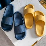 Банановые лодки тапочки женщины дома в летней комнате в ванной комнате в ванной комнате, не сжимают и немой наступают на дерьмо, прохладные тапочки, мужчины