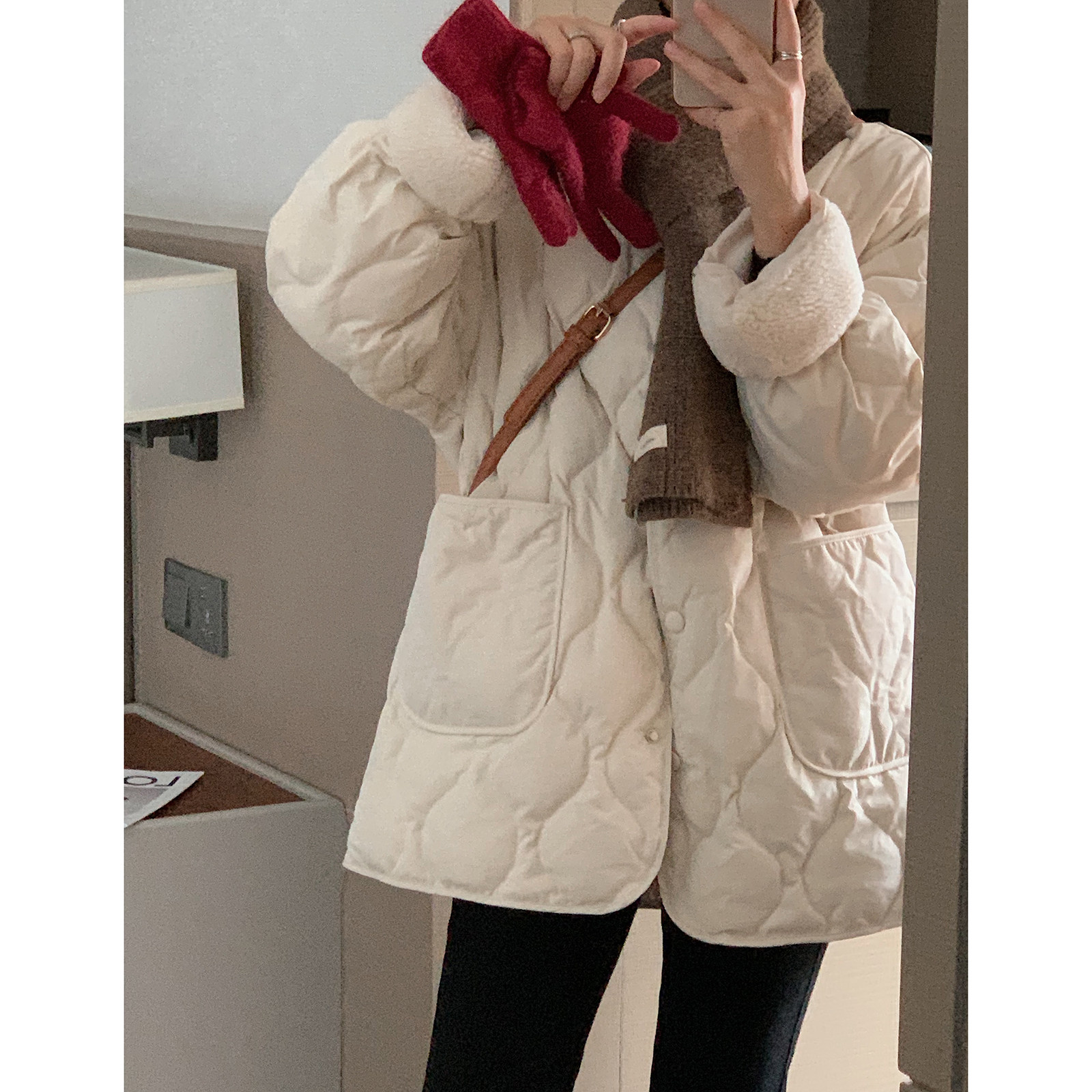 White down jacket women's 2022 new collarless rhombus short section lightweight lamb wool stitching white duck down jacket winter