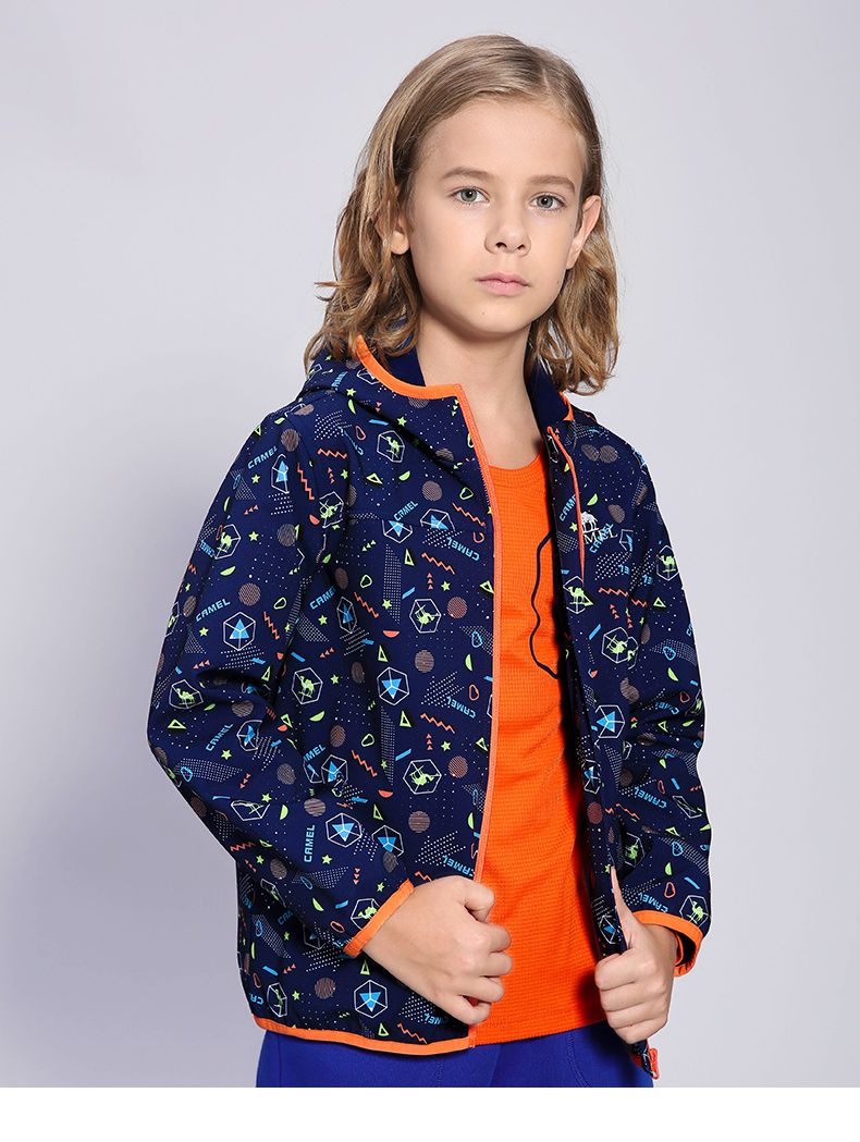 Lạc đà nhỏ quần áo trẻ em mùa xuân trẻ em windproof ấm quần áo vỏ mềm chàng trai và cô gái ngoài trời quần áo thời trang in áo khoác áo khoác gió trẻ em
