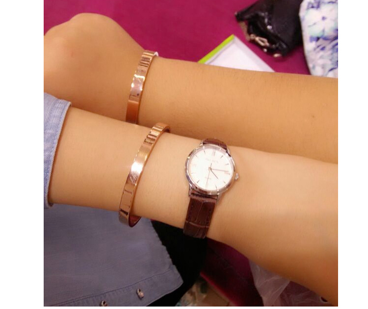 Vòng tay cặp đôi có thể là chữ sinh viên phiên bản Nhật Bản và Hàn Quốc của vòng đeo tay bằng thép titan nam và nữ bạn gái đơn giản vòng tay vàng hồng thạch anh tóc vàng