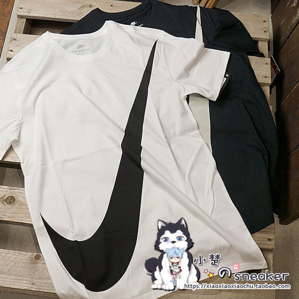Xiao Chu Nike Big Swoosh Limited Edition Black and White Big Hook Short Sleeve T-Shirt 891871-010 072 Xiao Chu Nike Big Swoosh Limited Edition Black and White Big Hook Short Sleeve T-Shirt 891871-010 072