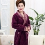 Mùa đông trung niên và tuổi già flannel chần áo choàng nữ dày cộng với trung niên dài mẹ san hô lông cừu đồ ngủ áo choàng tắm áo choàng ngủ dài nữ