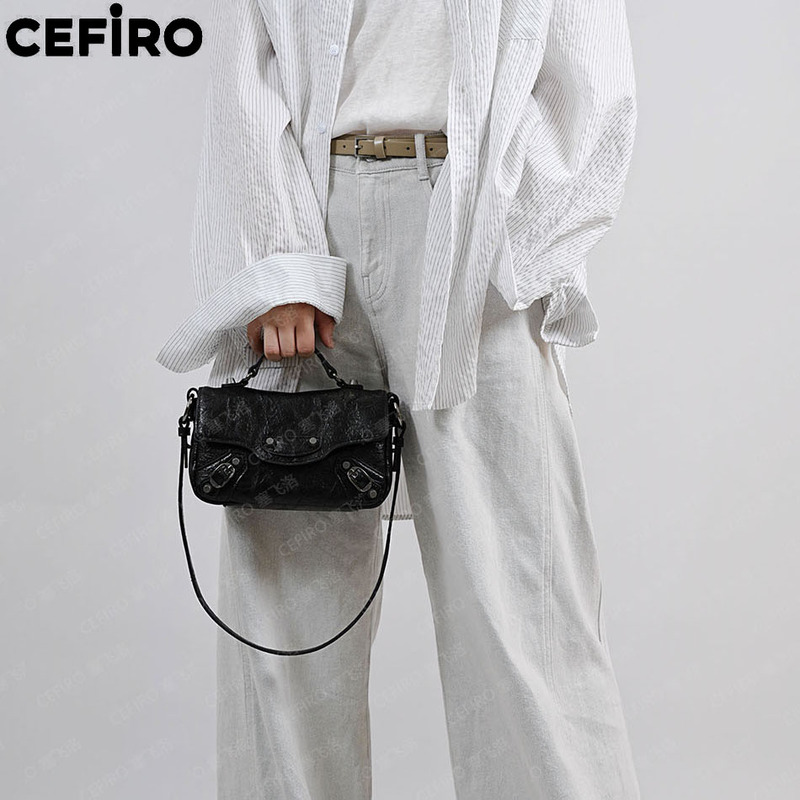 [Seifeiluo Flagship Store] Ins-Style Simple Casual Motorcycle Bag with Rivets, Messenger Shoulder Crossbody Versatile Bag 1159