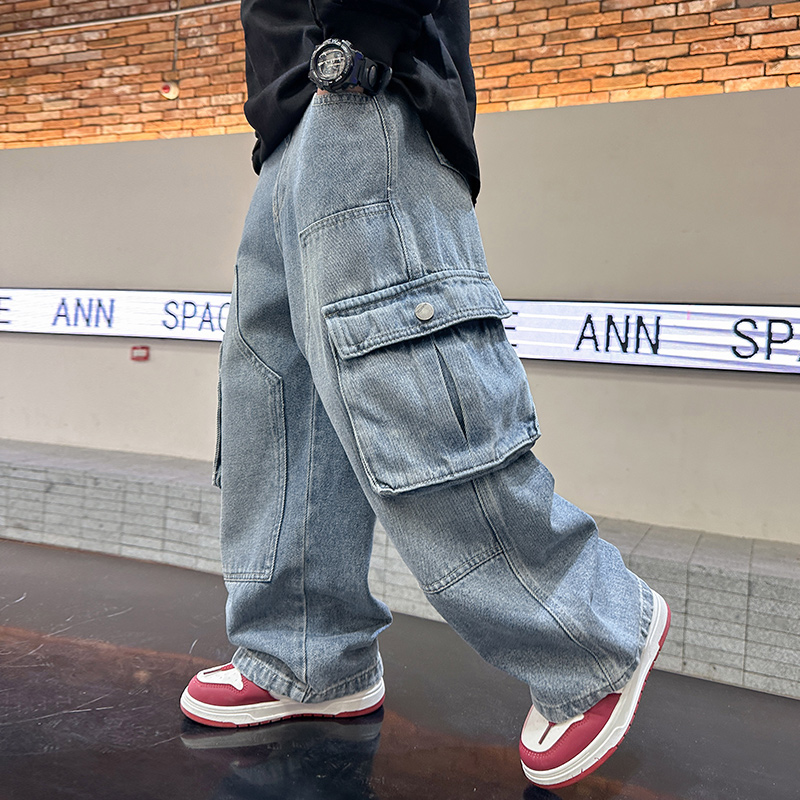 男の子の作業服ジーンズ春と秋2025新しい子供春パンツビッグボーイ春クールストリート