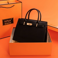 Черный простой подарочный набор с шарфом и подарочным пакетом