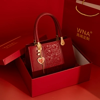 Красная подарочная коробка с вышивкой, шелковым шарфом и подарочным пакетом.