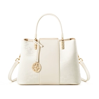 Не совсем белый шелковый шарф типа А + подарочный пакет.