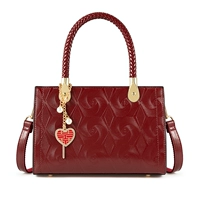 Масло-восковая кожа красного цвета, бесплатный шелковый шарф + подарочный пакет.