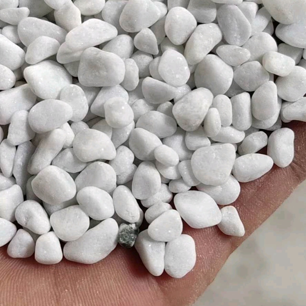 Han white jade cobblestone large stone park construction site with stone glue sticky stone garden decoration mechanism pure white water washing stones