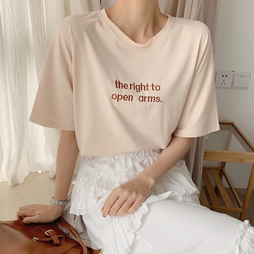 Short-sleeved T-shirt blouse with embroidered letters