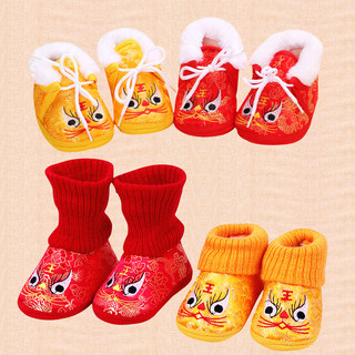 Newborn baby tiger centenarian male and female baby step forward shoes