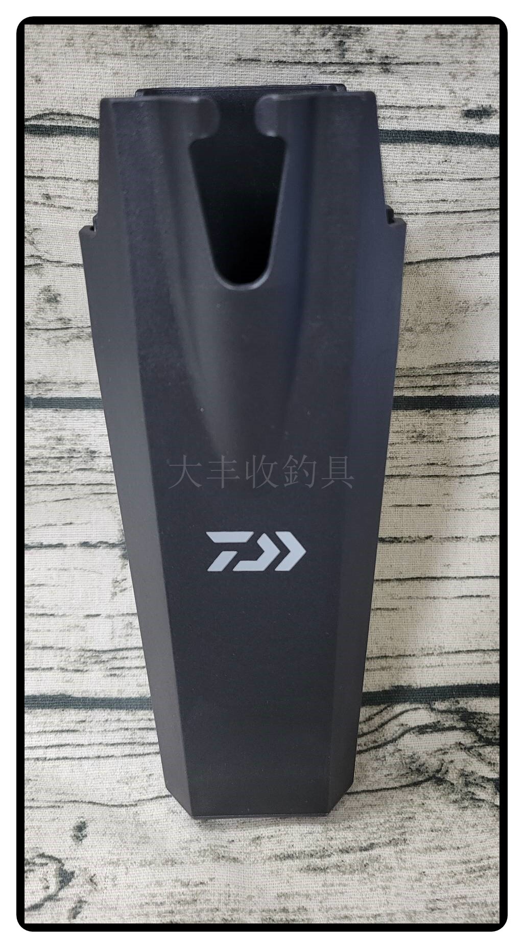 DAIWA and bait-pyo barrel hard-style soft style with hook directly hanging on bait bucket