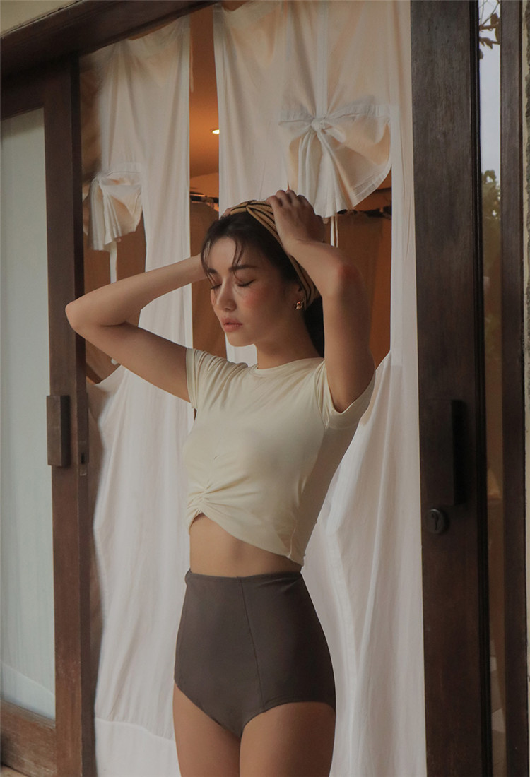 Mo thấy người phụ nữ mới gợi cảm mặc áo tắm hở eo cao che bụng là cô gái tam giác mỏng bảo thủ 	bikini 2 mảnh màu đỏ	