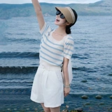 Синяя полосатая футболка с короткими рукавами и правым плечом для женщин летом 2025 года, новый стильный летний наряд, красивый и красивый маленький топ