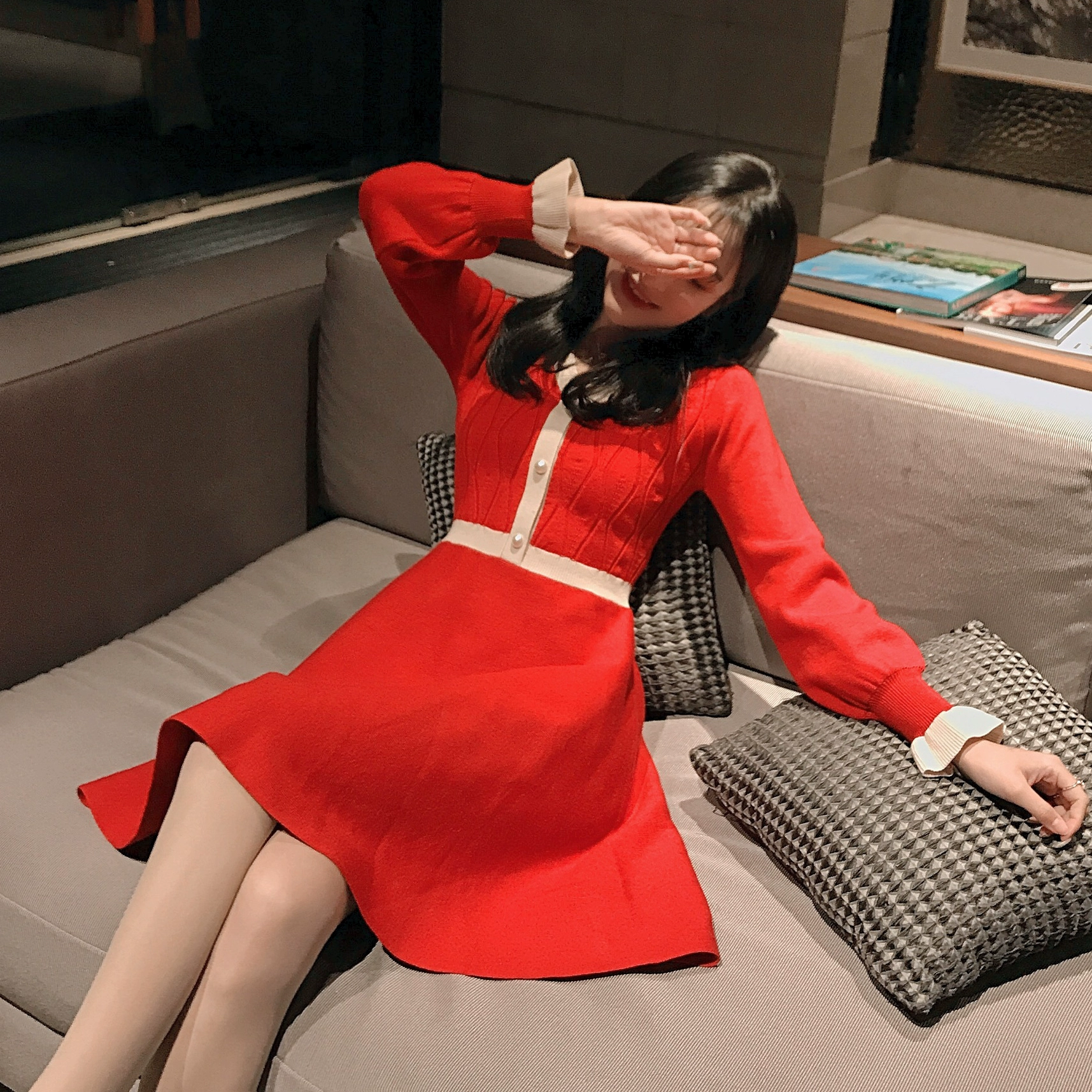 2019 xuân mới nữ thắt lưng cao cổ chữ V năm mới váy đỏ có đáy dài giữa và váy nữ dệt kim mỏng - Váy eo cao