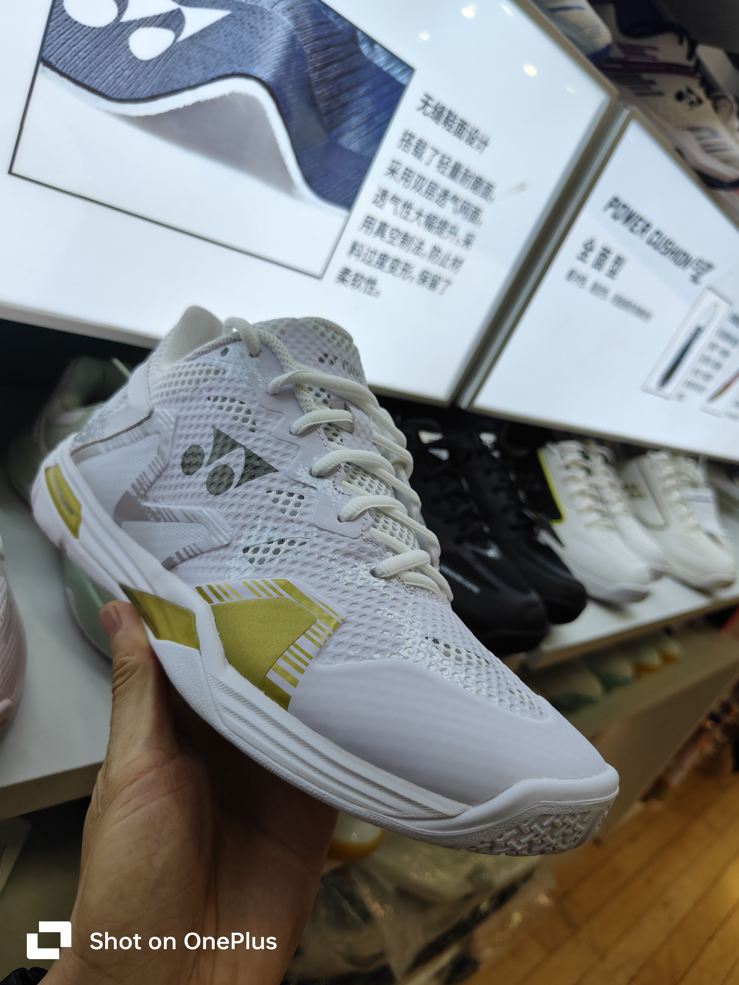 轻量化与舒适并存：2023尤尼克斯羽毛球战靴SHBELZ3