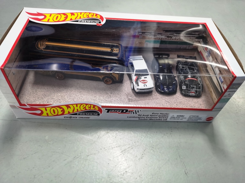 In Stock Hot Wheels Collectible Garage Car Culture Track Day Race Track Garage Set with Metal Base