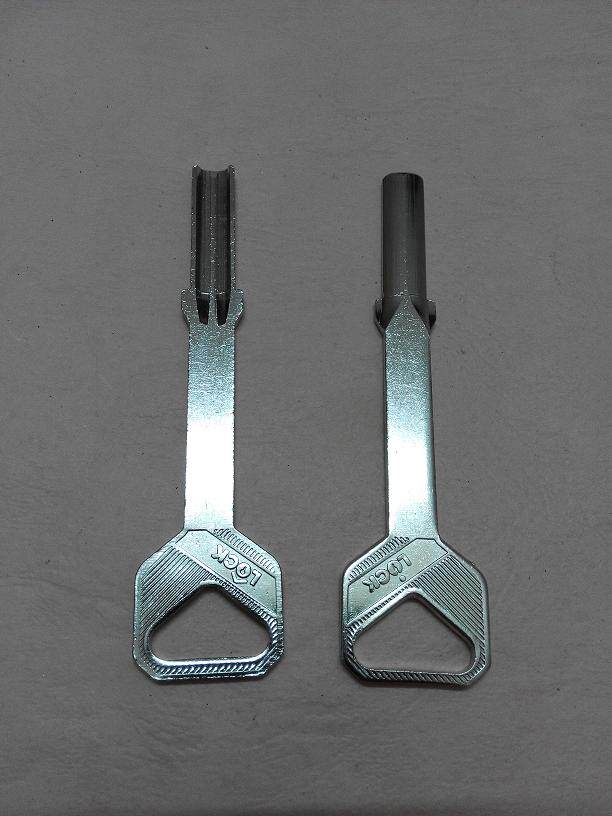 Long neck LOCK crescent moon tooth atomic key embryocarb front length 26 5mm thickness 2 7mm