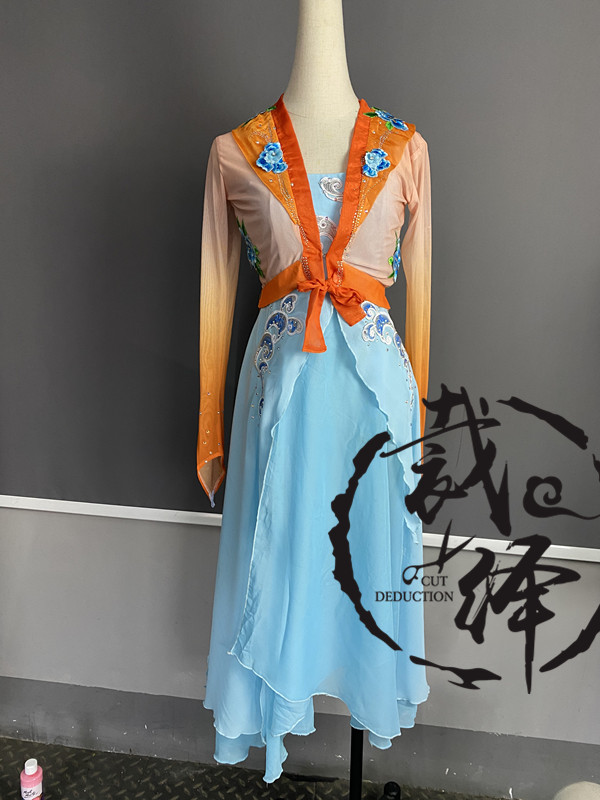 The Tailor's Classical Dance Peach Lee Cup Tianya has a contemporanical exam for the women's dance costume at the same time as the same