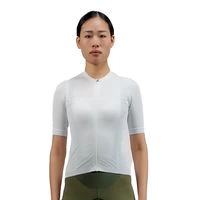 Белая женщина