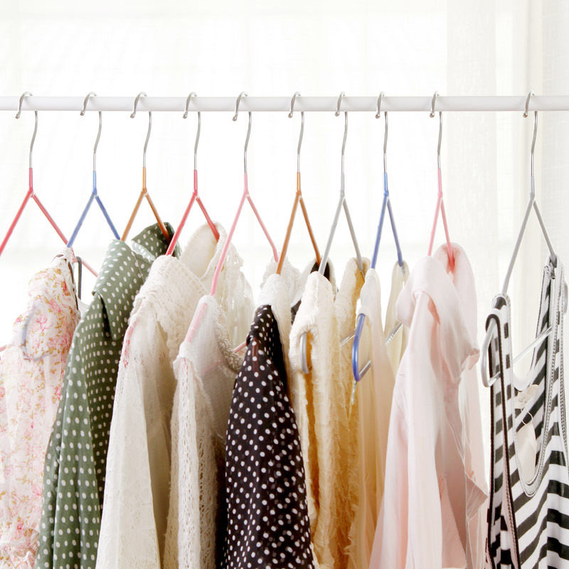 шкаф для одежды. вешалка для одежды. женская одежда на вешалке. одежда на вешалке. одежда на вешалке.