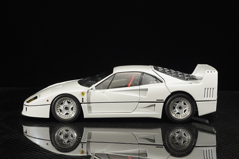 Kyosho 1/18 Ferrari F40 Modellino In Metallo Pressofuso – Apertura Totale – Con Supporto – Nuovo